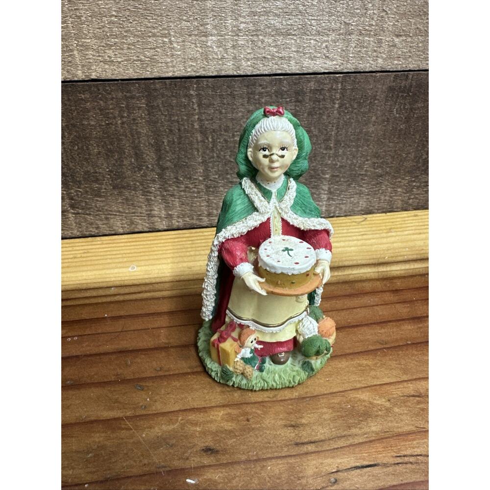 International Santa Claus Ireland Mrs Father Christmas MC01 Figurine in Box